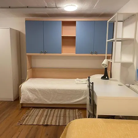 At The Burkulis' アパート *