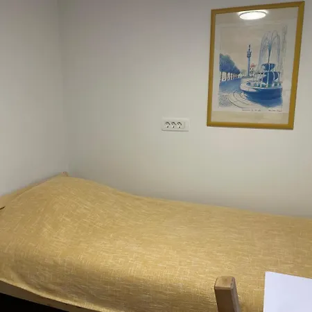 At The Burkulis' アパート *