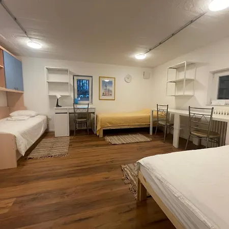 At The Burkulis' アパート *