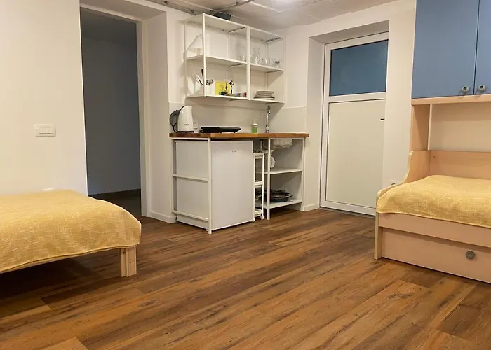 At The Burkulis' شقة *