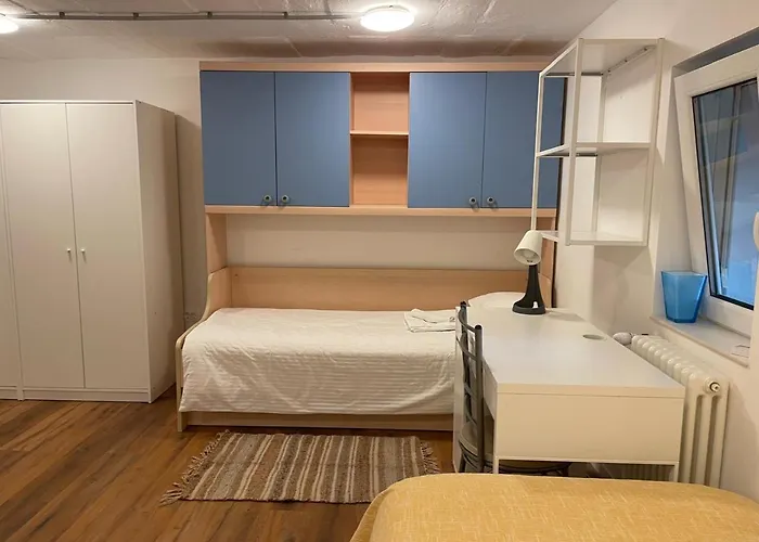 At The Burkulis' アパート *