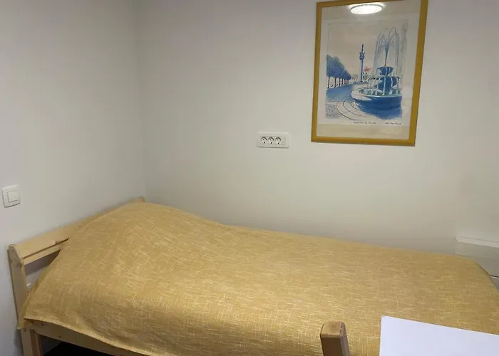 At The Burkulis' アパート *