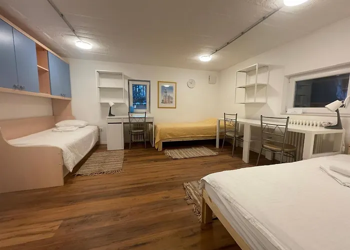 At The Burkulis' アパート *