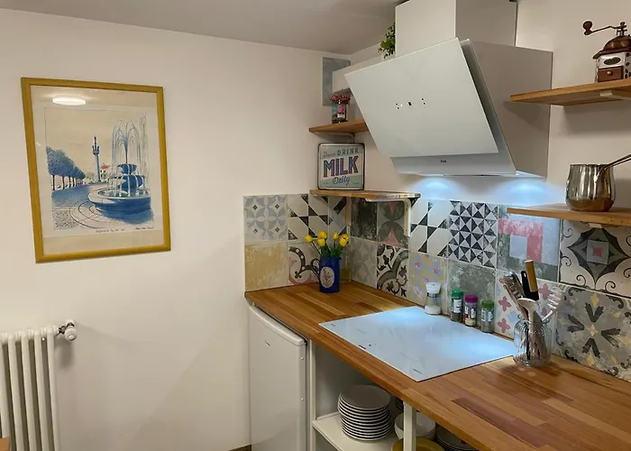 At The Burkulis' アパート